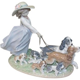 LLADRÓ Statue of Little Girl with Dogs The Big Family Porcelain 01006784