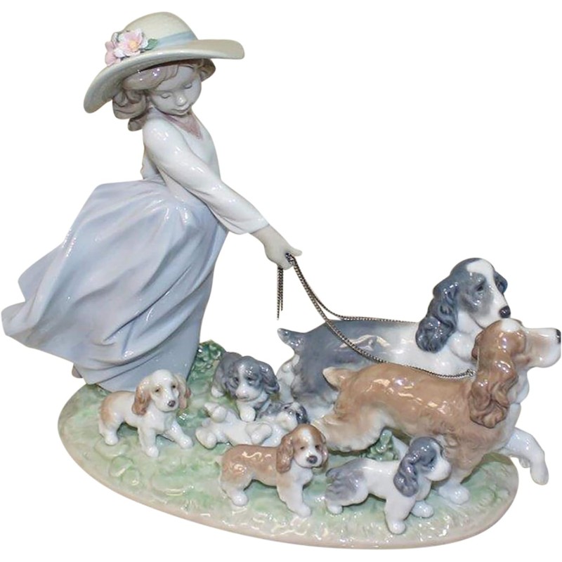 LLADRÓ Statue of Little Girl with Dogs The Big Family Porcelain 01006784