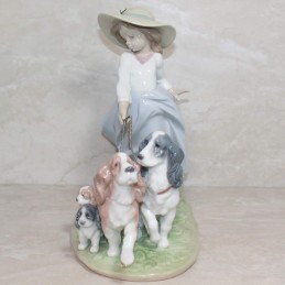 LLADRÓ Statue of Little Girl with Dogs The Big Family Porcelain 01006784
