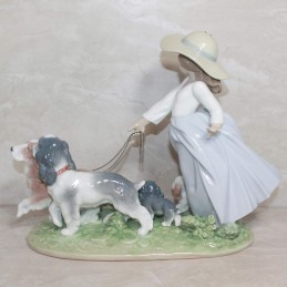 LLADRÓ Statue of Little Girl with Dogs The Big Family Porcelain 01006784